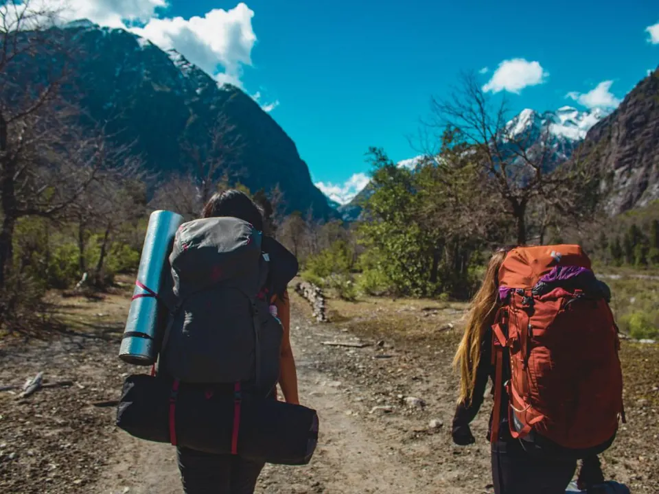 Caminantes en el acceso desde Monte Oscuro
