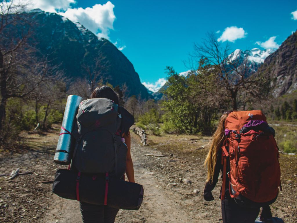 Caminantes en el acceso desde Monte Oscuro