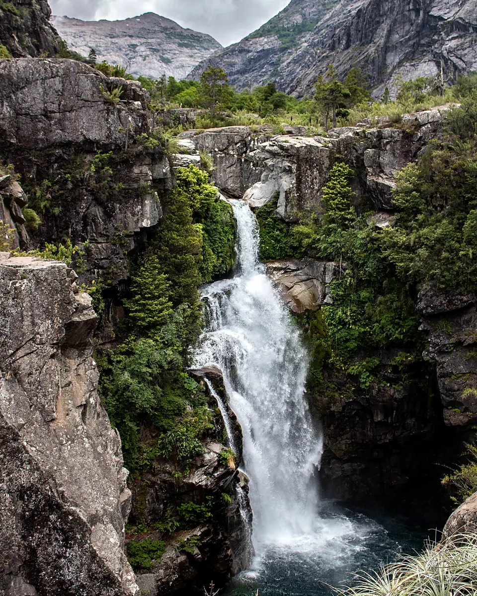 Salto Las Ánimas entre bosque nativo y paredes de granito